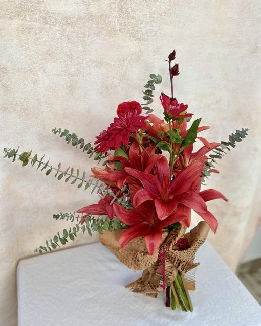 Buquê M <br>Tons de Vermelho com Lírios