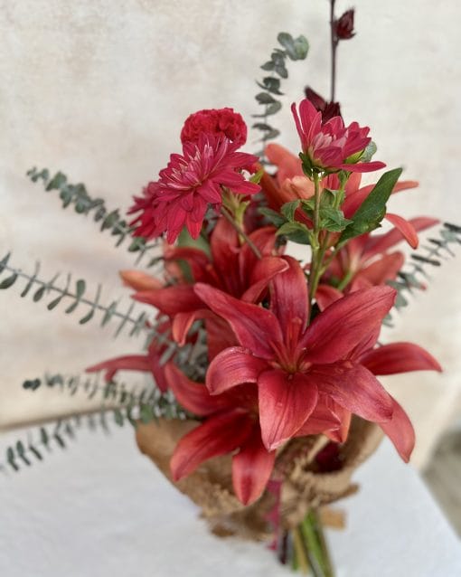 Buquê M <br>Tons de Vermelho com Lírios - Image 2