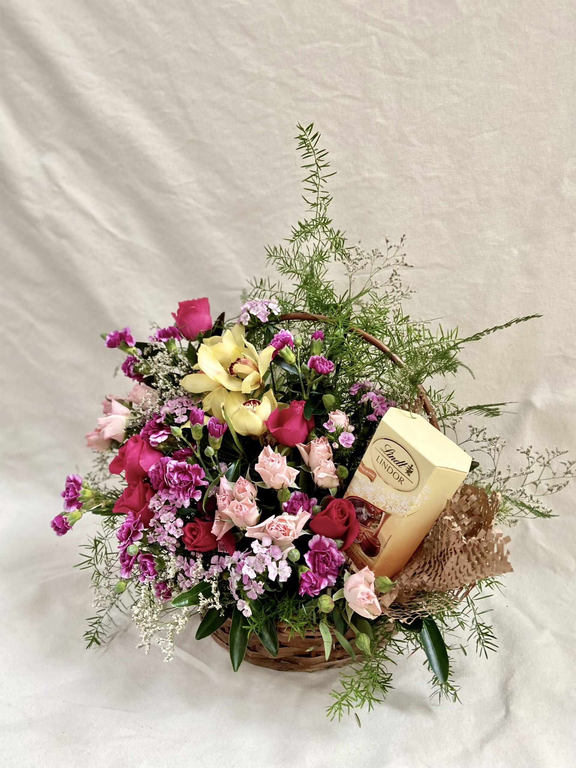 Kit Cesta de Vime G Colorida com Caixa Bombons Lindt 200g