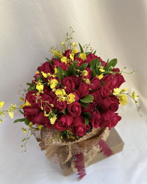 Buquê GG <br> 100 Rosas Vermelhas e Orquídea - Image 2