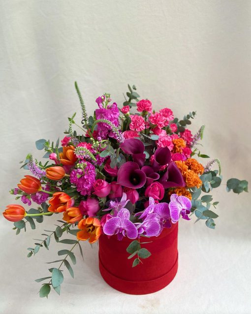 Box G de Camurça Cereja <br>  Arranjo Vibrante <br>  Flores Nobres