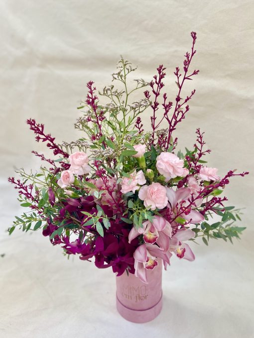 Box Pétit Camurça Rosa <br> Arranjo M de Orquídeas e Cravínas