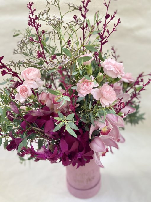 Box Pétit Camurça Rosa <br> Arranjo M de Orquídeas e Cravínas - Image 2