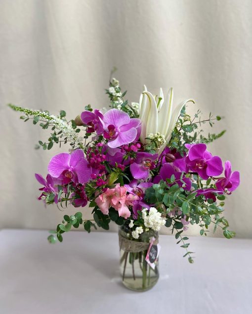 Pote de Vidro de Palmito M <br> Arranjo Fúscia e Branco <br>  com Orquídeas