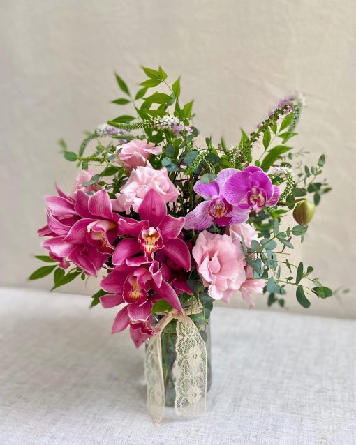 Pote de Vidro de Palmito M <br> Arranjo Tons de Rosa <br>  com Orquídeas