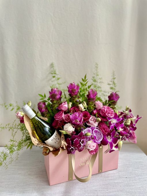 Kit Bolsa G Rosa <br>  Com Orquídea, Lisianthus e Curcuma <br>  e Vinho Branco 750ml