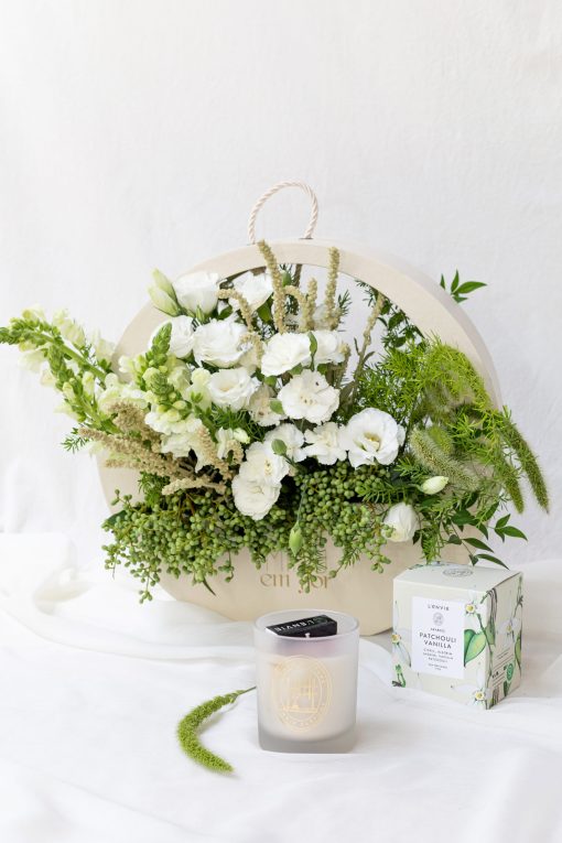 Bolsa com Arranjo Verde e Branco e Vela Aromatizada - Image 3
