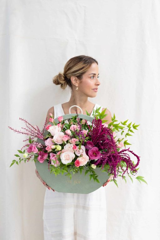 Bolsa com Arranjo de Rosas e Cravinas