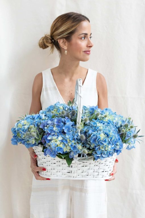 Cesta Hortênsia Azul com Lata de Lascas de Chocolate Belga - Image 2