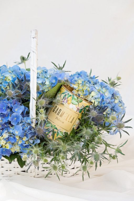 Cesta Hortênsia Azul com Lata de Lascas de Chocolate Belga - Image 3