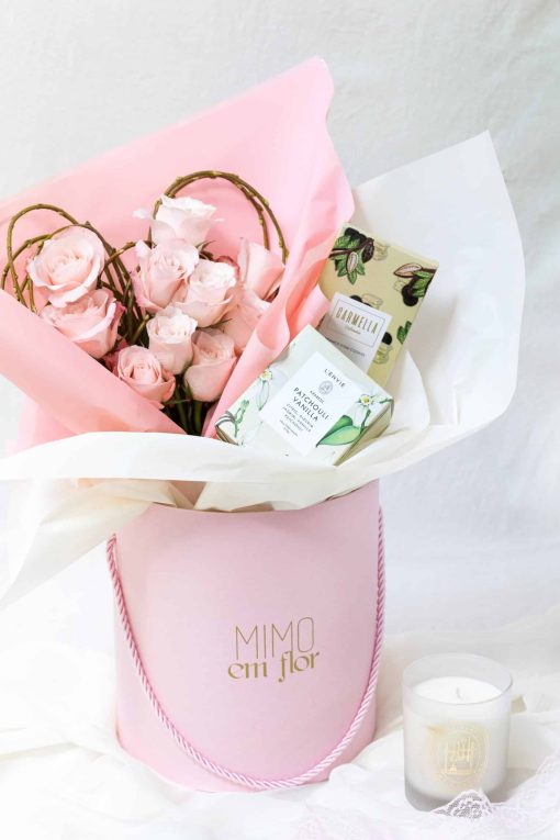 Box Coração de 10 Rosas, Vela Vanilla e Barra de Chocolate Branco com Cookies