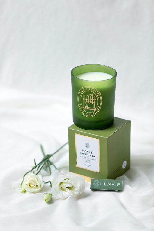 Vaso Vidro Rosa e Anastácia Amarela com Vela Flor de Laranjeira - Image 3