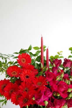 Box G camurça com rosas e gérberas + par de velas castiçal vermelha (mais cores e tamanhos disponíveis) - Image 2