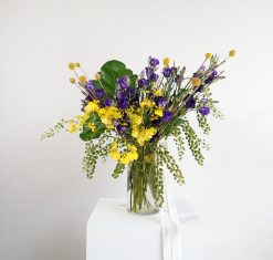 Cilindro de vidro M com arranjo em tons de roxo e amarelo