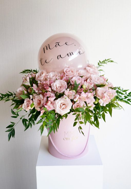 Box rosas e alstroemérias com balão personalizado (mais cores e tamanhos disponíveis)