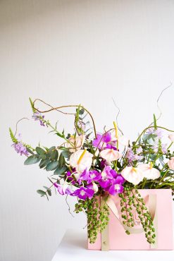 Bolsa M com arranjo de mini antúrios e orquídeas (mais tamanhos disponíveis) - Image 2