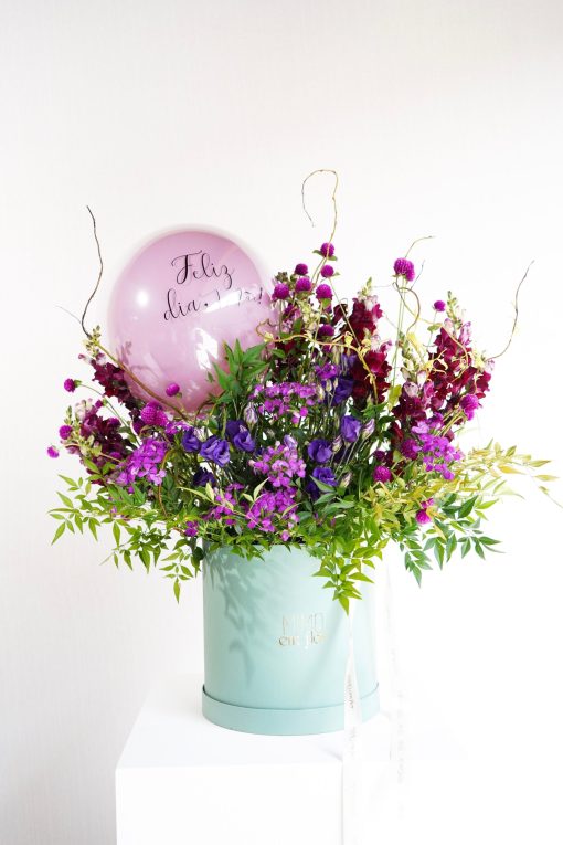 Box Tiffany G com arranjo em tons de roxo e pink + balão personalizado