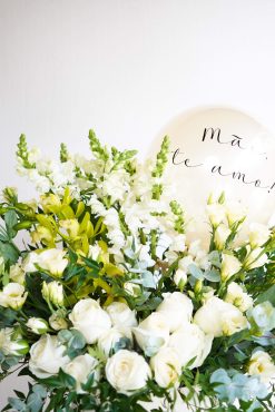 Arranjo G branco e verde com balão personalizado - Image 2