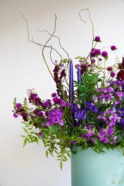 Box G com arranjo em tons de roxo e pink + par de velas castiçal roxas  (mais tamanhos e cores disponíveis) - Image 2