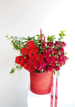 Box G camurça com rosas e gérberas + par de velas castiçal vermelha (mais cores e tamanhos disponíveis)