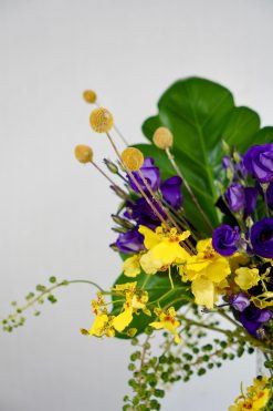 Cilindro de vidro M com arranjo em tons de roxo e amarelo - Image 4