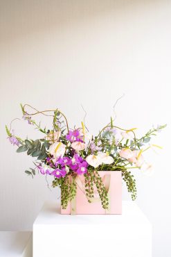Bolsa M com arranjo de mini antúrios e orquídeas (mais tamanhos disponíveis)