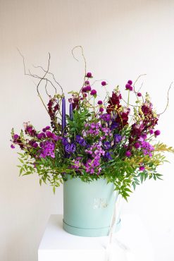 Box G com arranjo em tons de roxo e pink + par de velas castiçal roxas  (mais tamanhos e cores disponíveis)