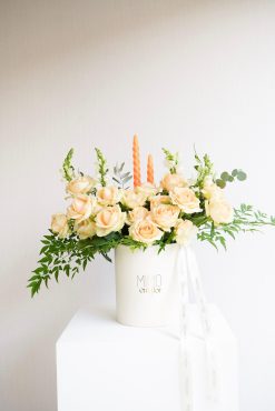 Box M marfim com arranjo champanhe e pêssego + par de velas castiçal laranja (mais tamanhos disponíveis)