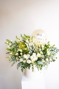 Arranjo G branco e verde com balão personalizado