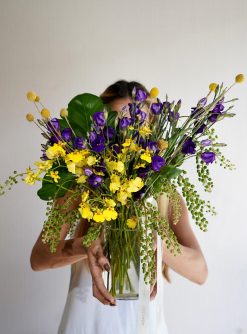 Cilindro de vidro M com arranjo em tons de roxo e amarelo - Image 3