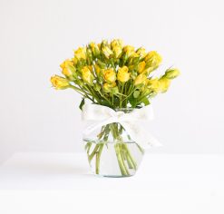 Vaso de vidro P com minirrosas (mais cores disponíveis)