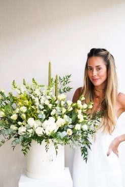 Box G com arranjo em branco e verde + par de velas castiçal verdes (mais tamanhos e cores disponíveis)