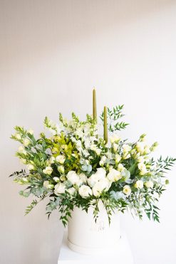 Box G com arranjo em branco e verde + par de velas castiçal verdes (mais tamanhos e cores disponíveis) - Image 2